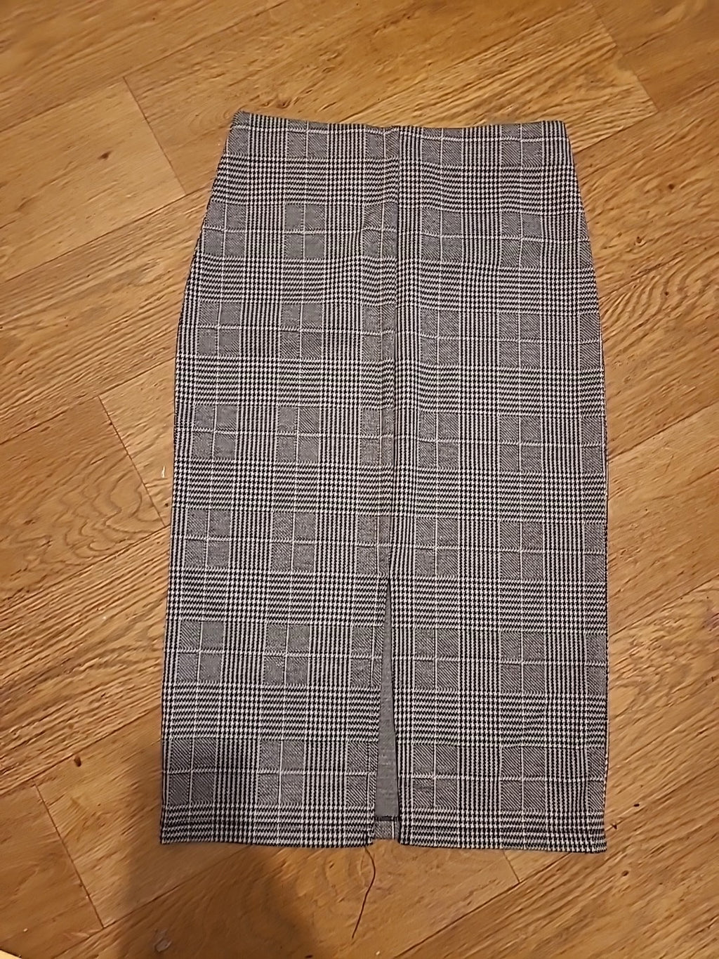 Ladies H&M Size Small Checked Blaxk/White Slight Stretch Skirt