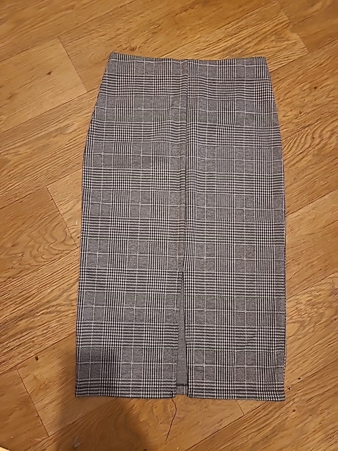 Ladies H&M Size Small Checked Blaxk/White Slight Stretch Skirt