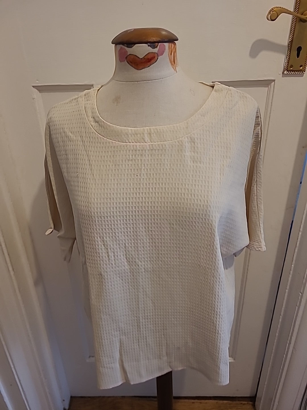 Mens Size Large Cream Short Sleeved Tshirt