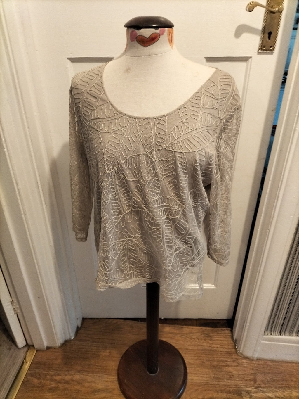 Ladies Jacques Vert Size Large Beige Mesh Long Sleeved Blouse