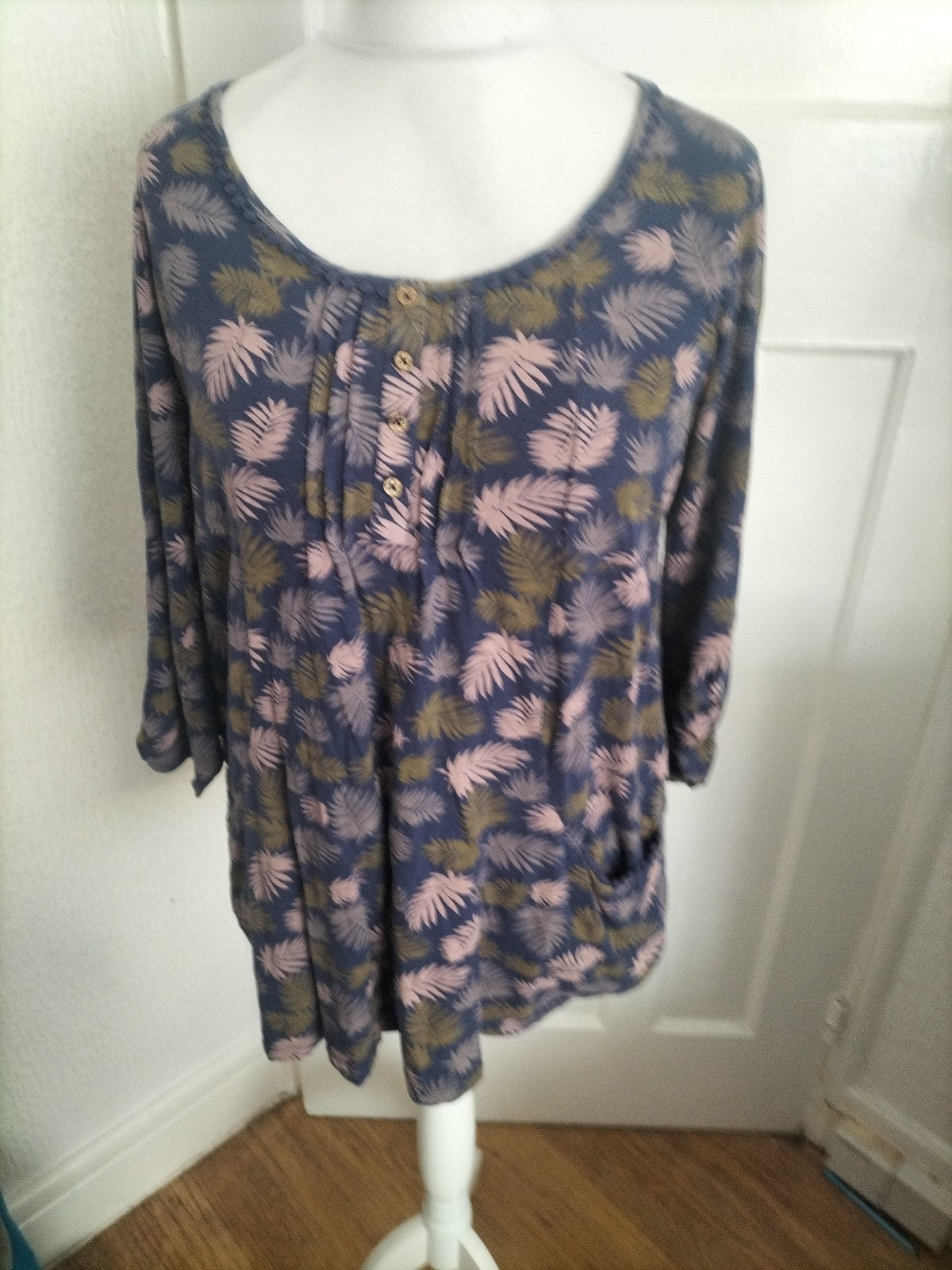 Ladies Beacon Love Size 12 Leave Pattern Long Sleeved Blouse
