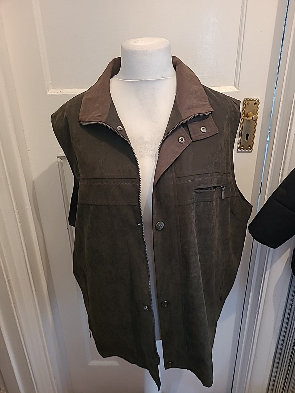 Mens Mian Size 2XL Dark Brown Satin Zipped Sleeveless Jacket