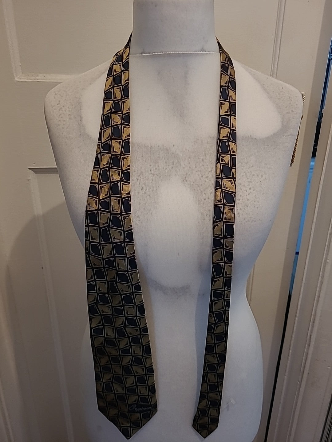 Mens Fermula Silk Gold And Black Tie