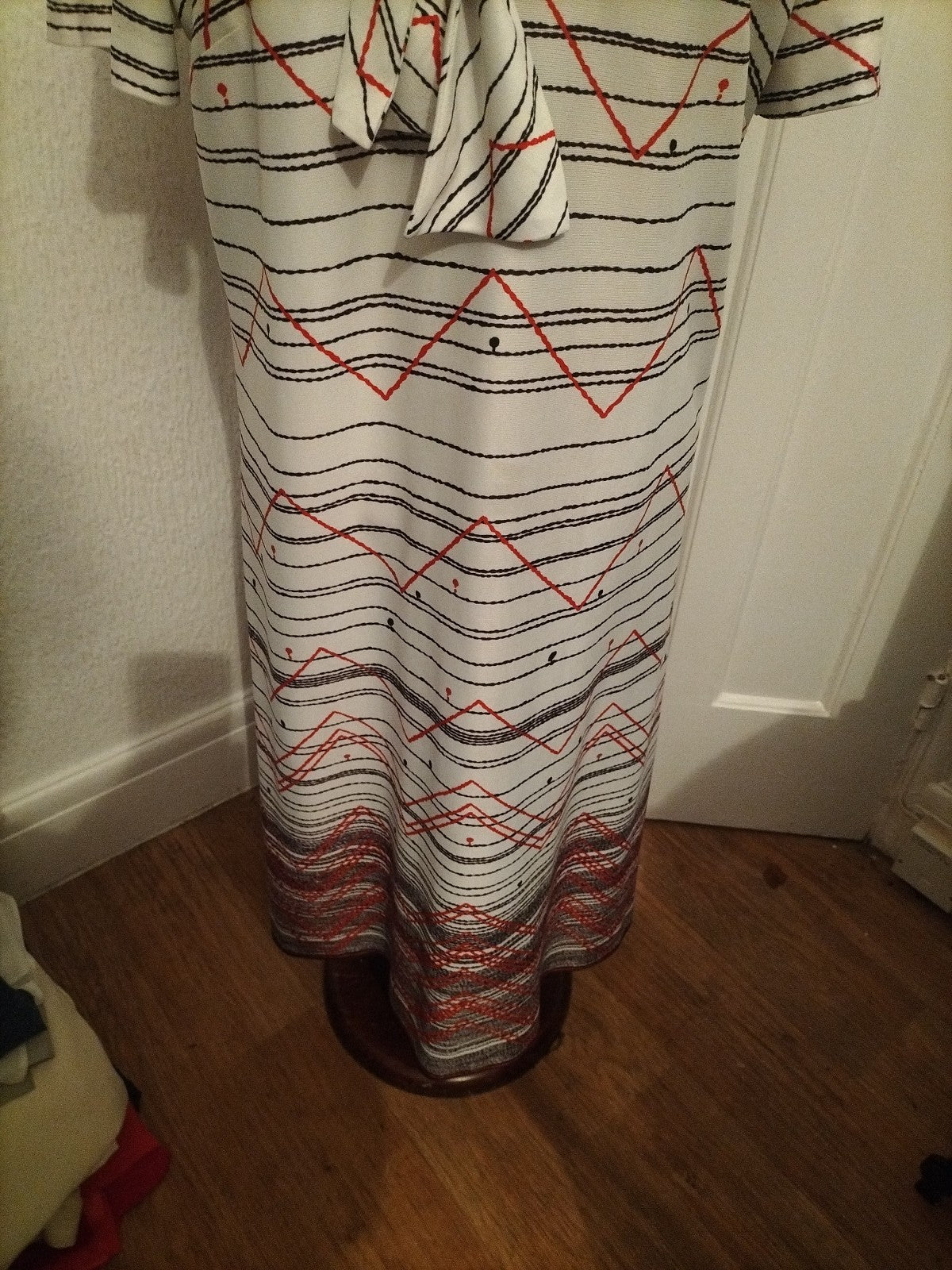 Ladies Vintage Size Medium Black/Red/White Short Sleeved Long Length Dress