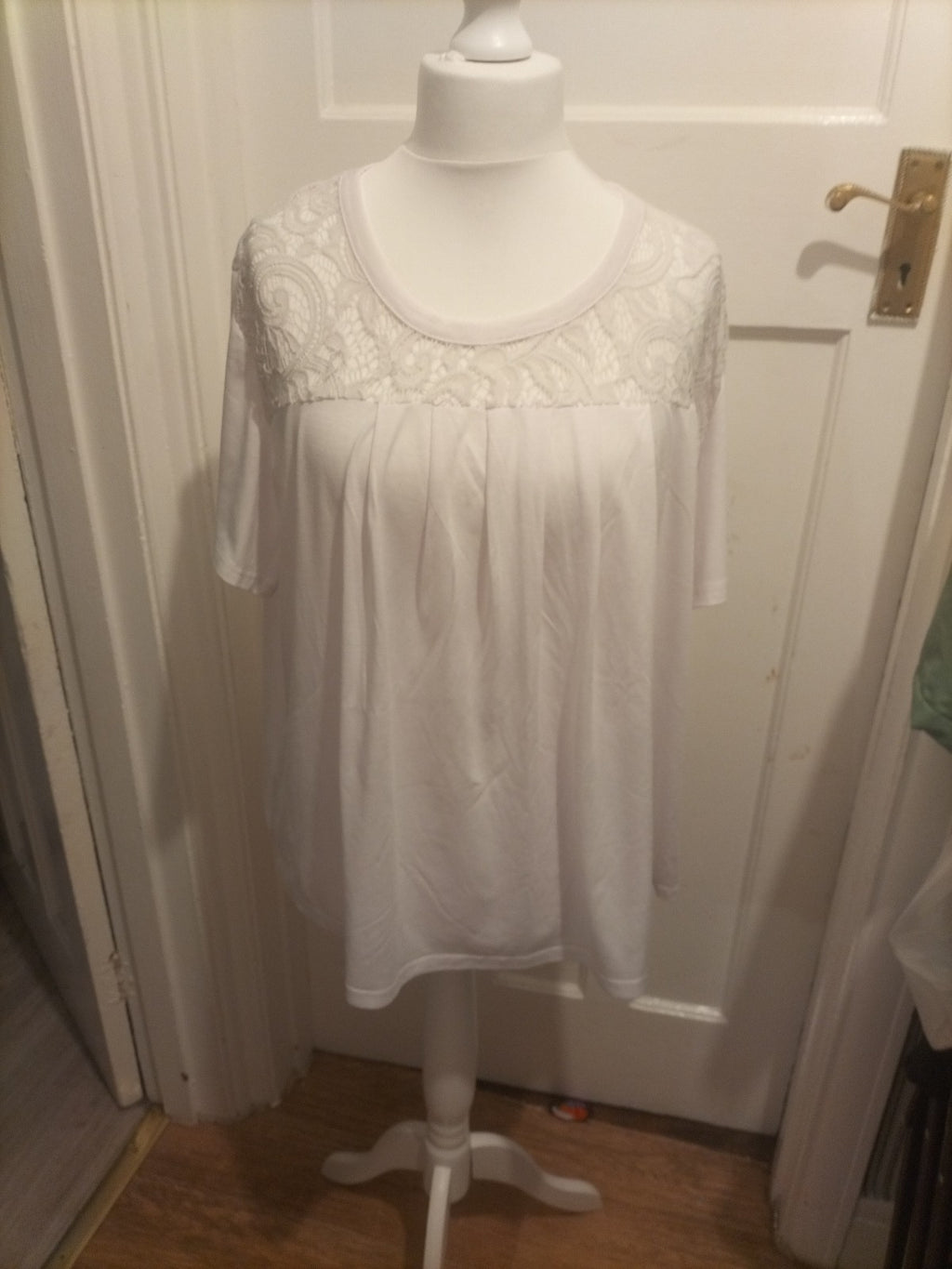 Ladies Size 4XL White Short Sleeved Scoop Neck Tshirt