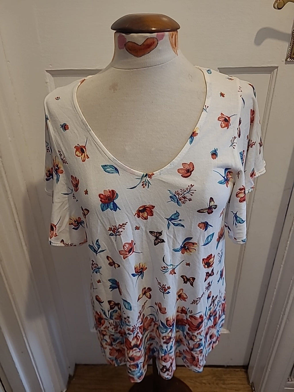 Ladies Tu Size 8 White With Butterflies Short Sleeved Shirt