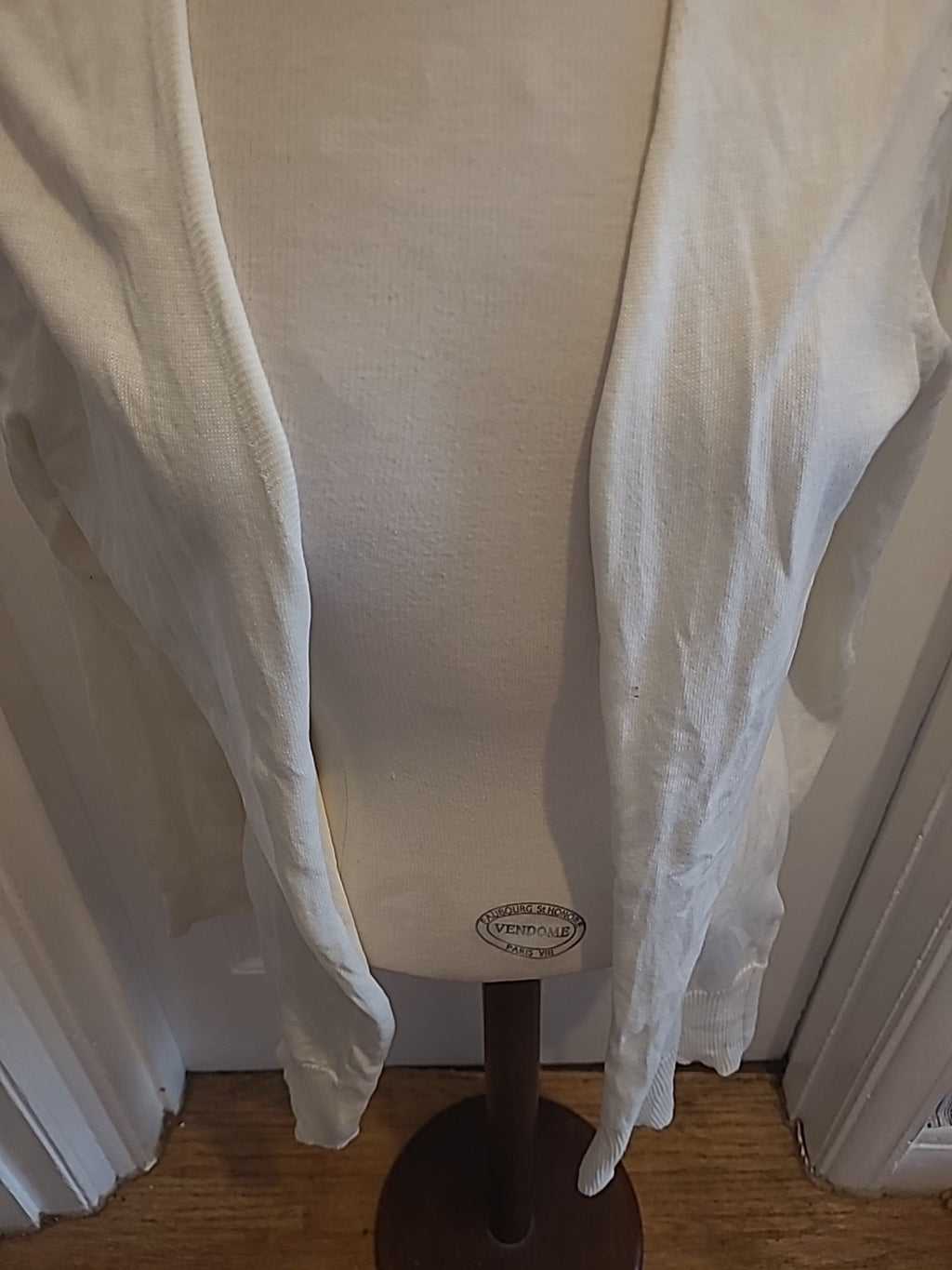 Ladies Amazon Essentials Size Medium Cream Long Sleeved Cardigan