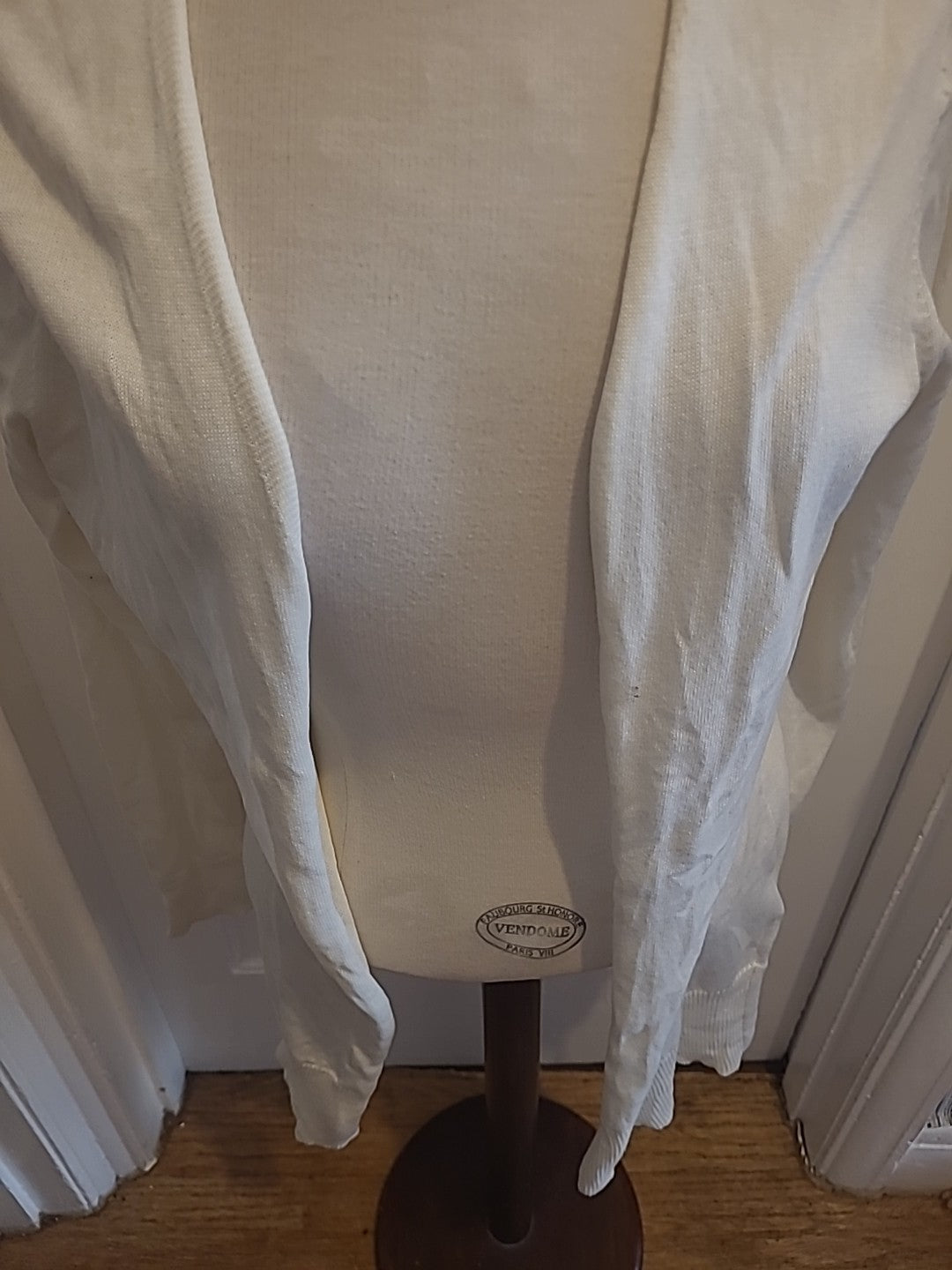Ladies Amazon Essentials Size Medium Cream Long Sleeved Cardigan