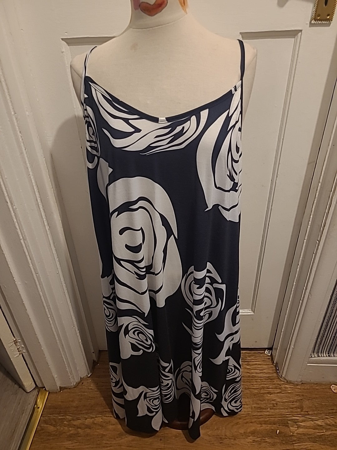 Ladies Size 4XL Black/White Rose Design Sleeveless Dress Long