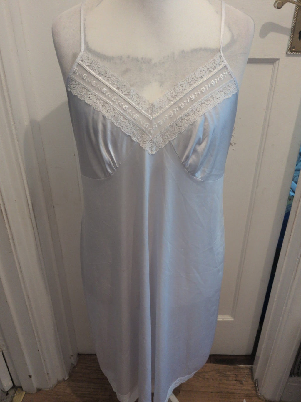 Ladies Size Medium White Satin Style Lace Hem Sleeveless Night Dress