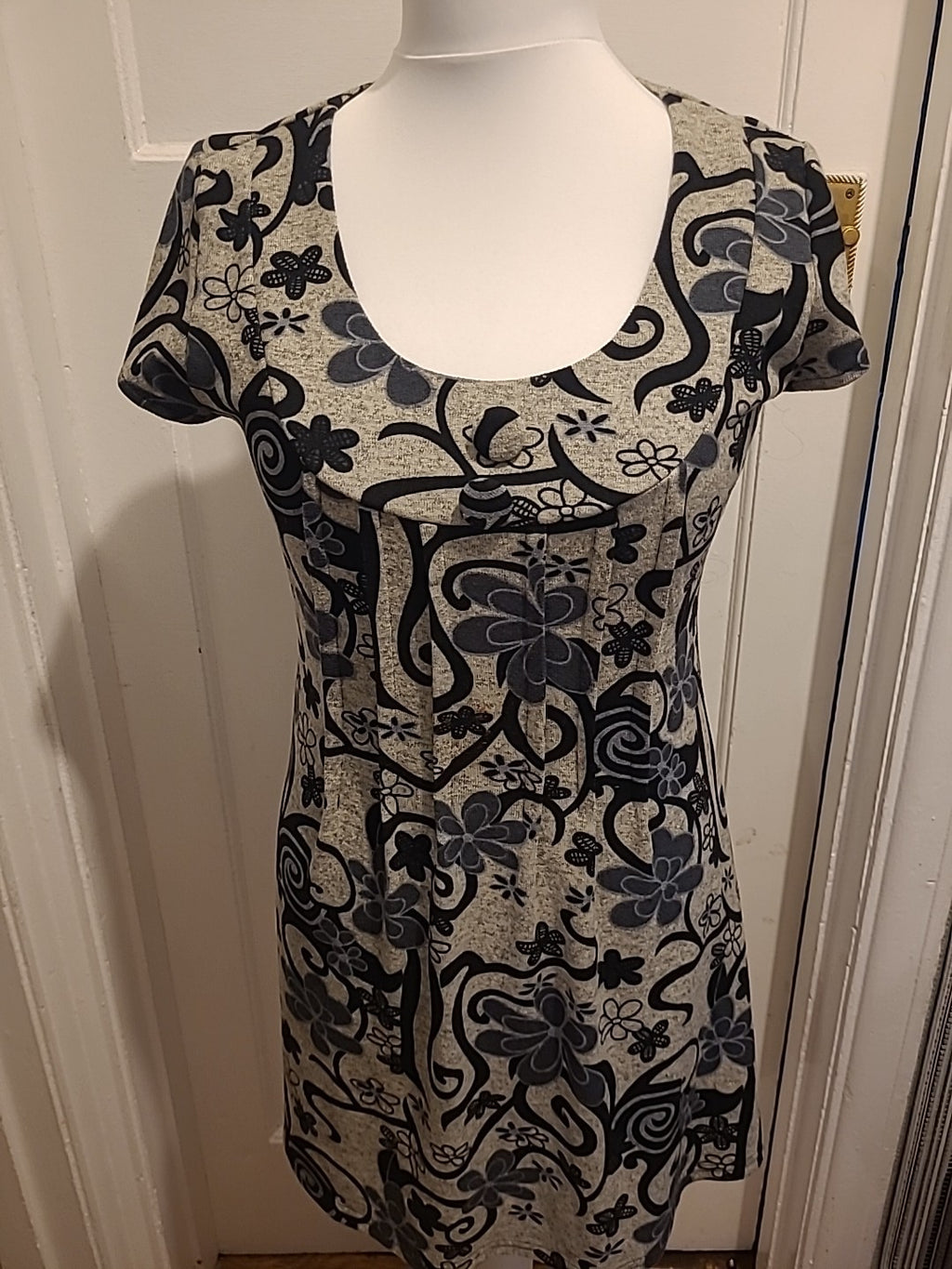 Ladies Purplush Size Small Beige/Black/Grey Floral Cap Sleeved Dress