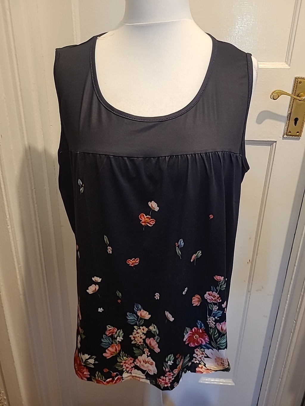 Ladies Size 4xl Black With Multi Floral Sleeveless Blouse