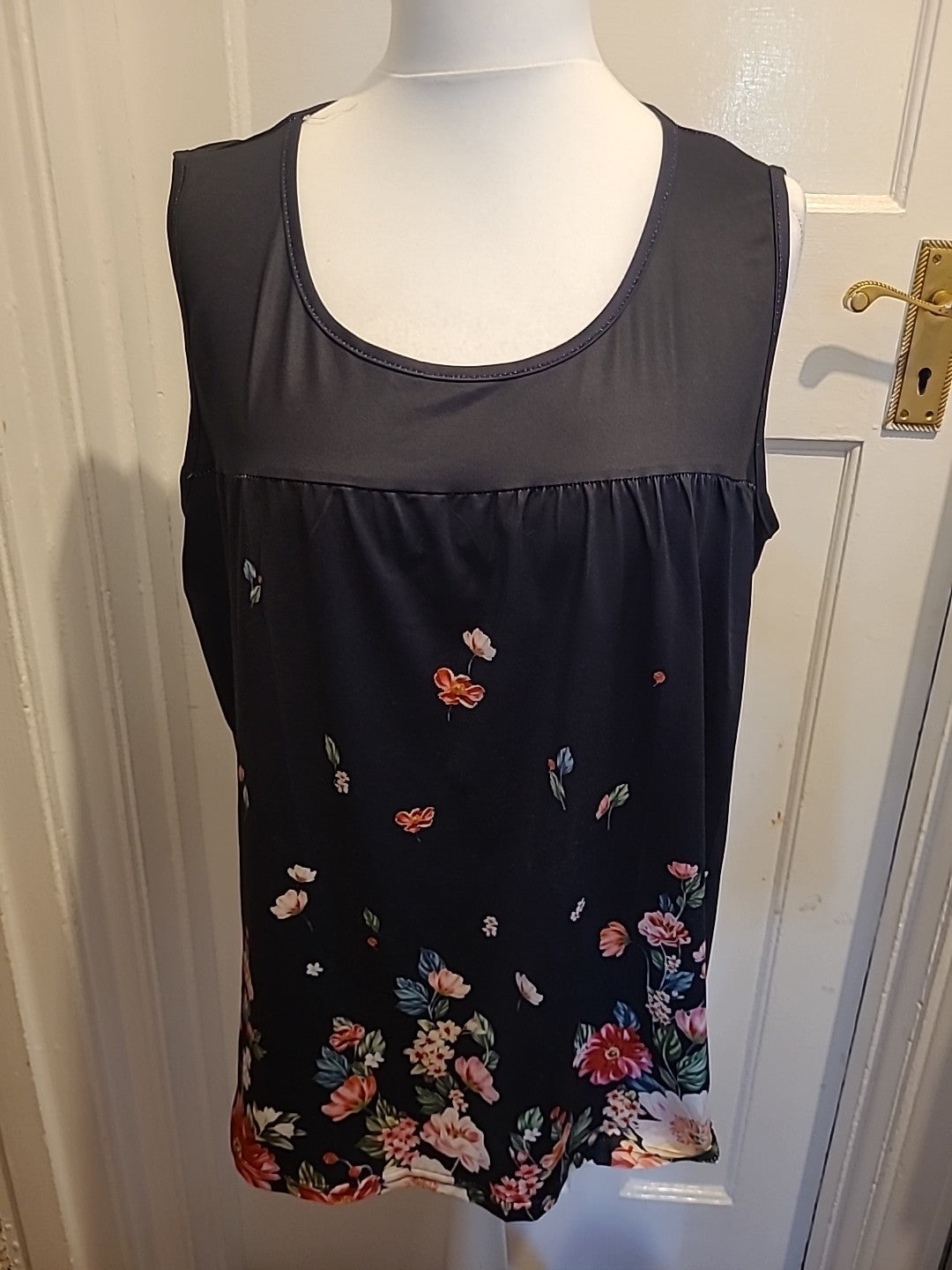 Ladies Size 4xl Black With Multi Floral Sleeveless Blouse