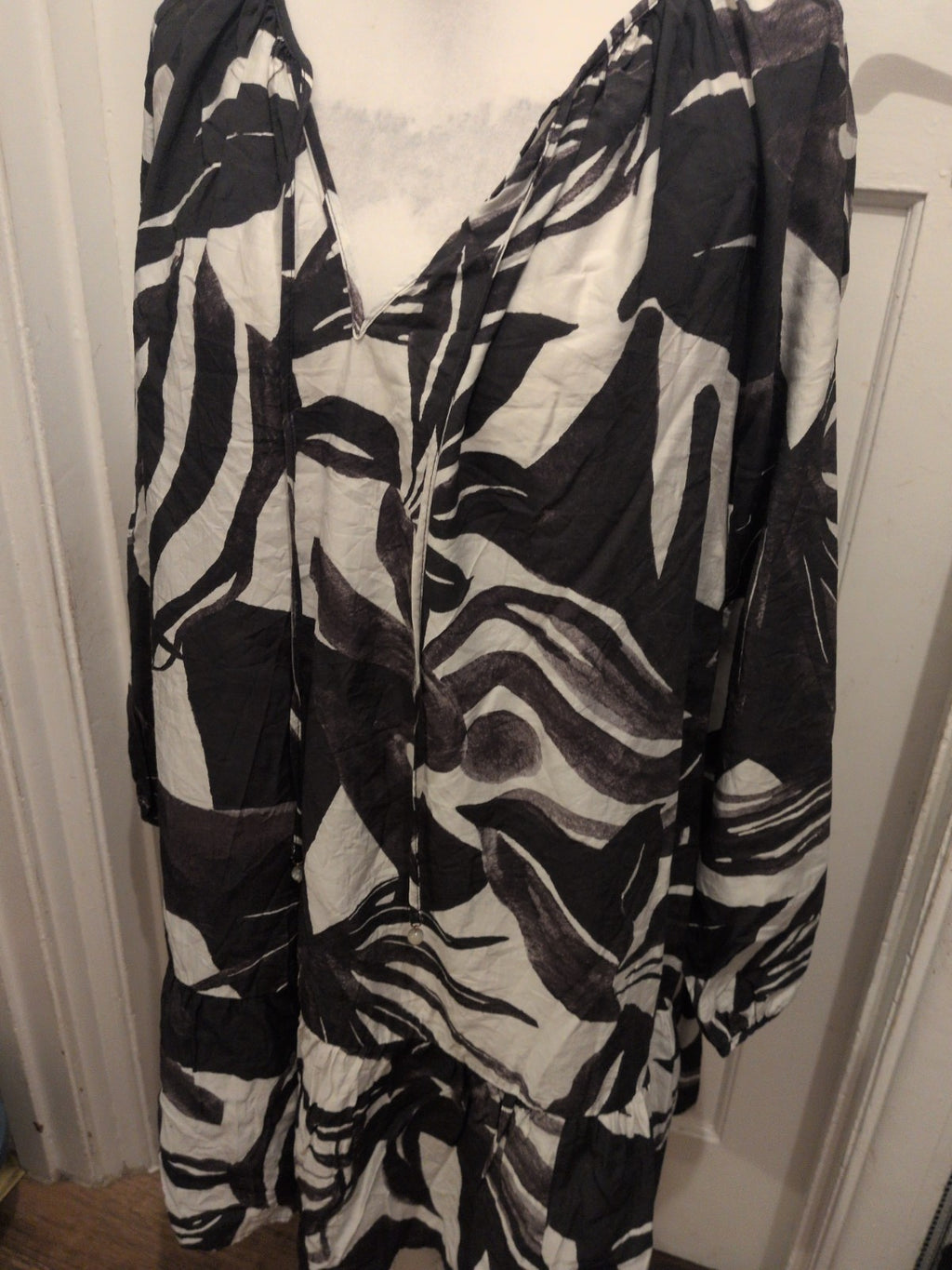 Ladies H&M Size XL Black And White Long Sleeve V Neck Blouse
