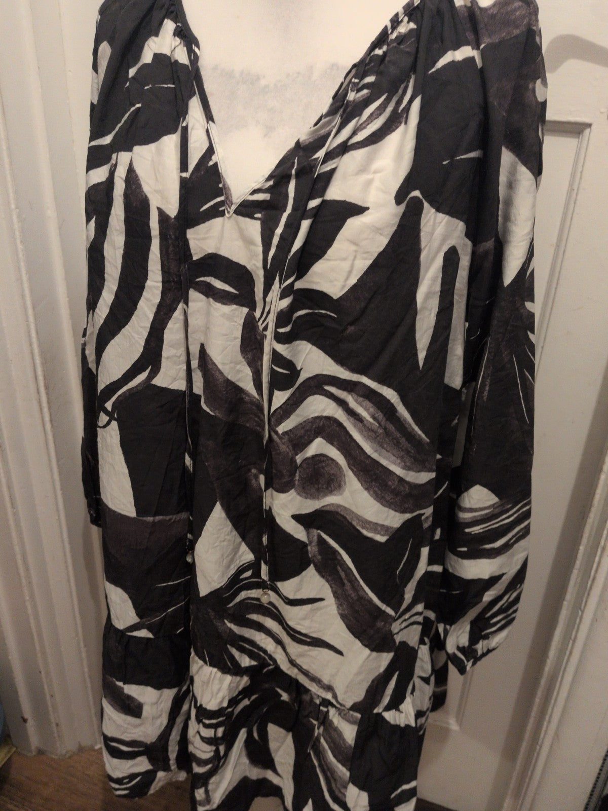 Ladies H&M Size XL Black And White Long Sleeve V Neck Blouse