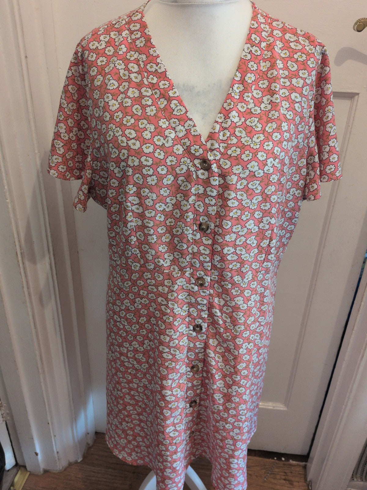Ladies Shein 2XL Pink And White Flower Short Sleeve Buttoned Dress