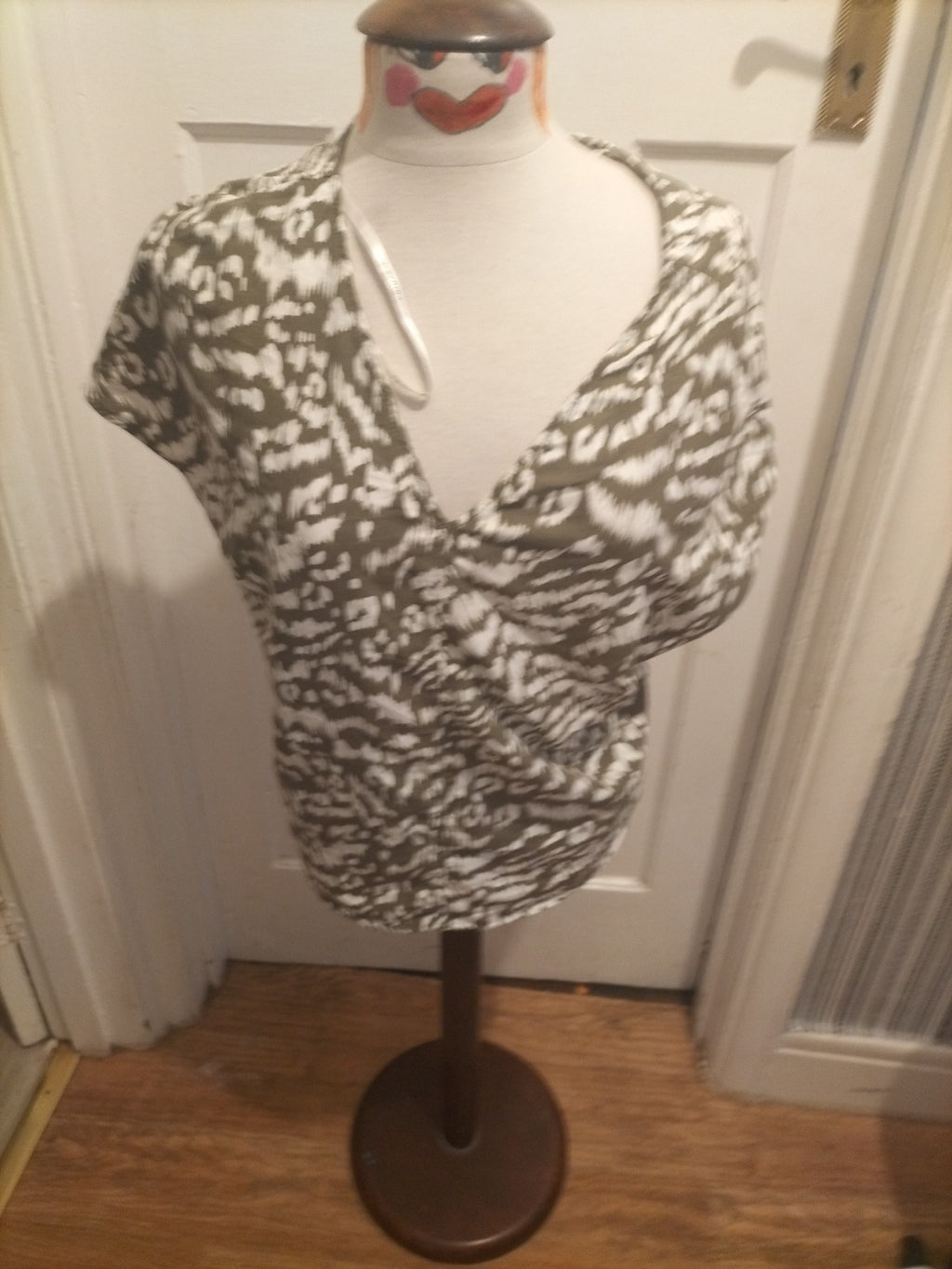 Ladies Primark Size 8 Khaki White V Neck Short Sleeved Tshirt