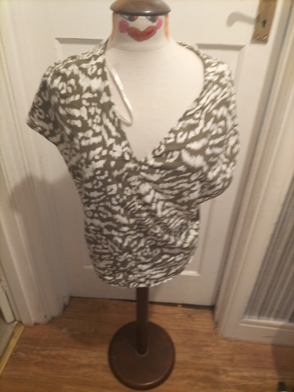 Ladies Primark Size 8 Khaki White V Neck Short Sleeved Tshirt