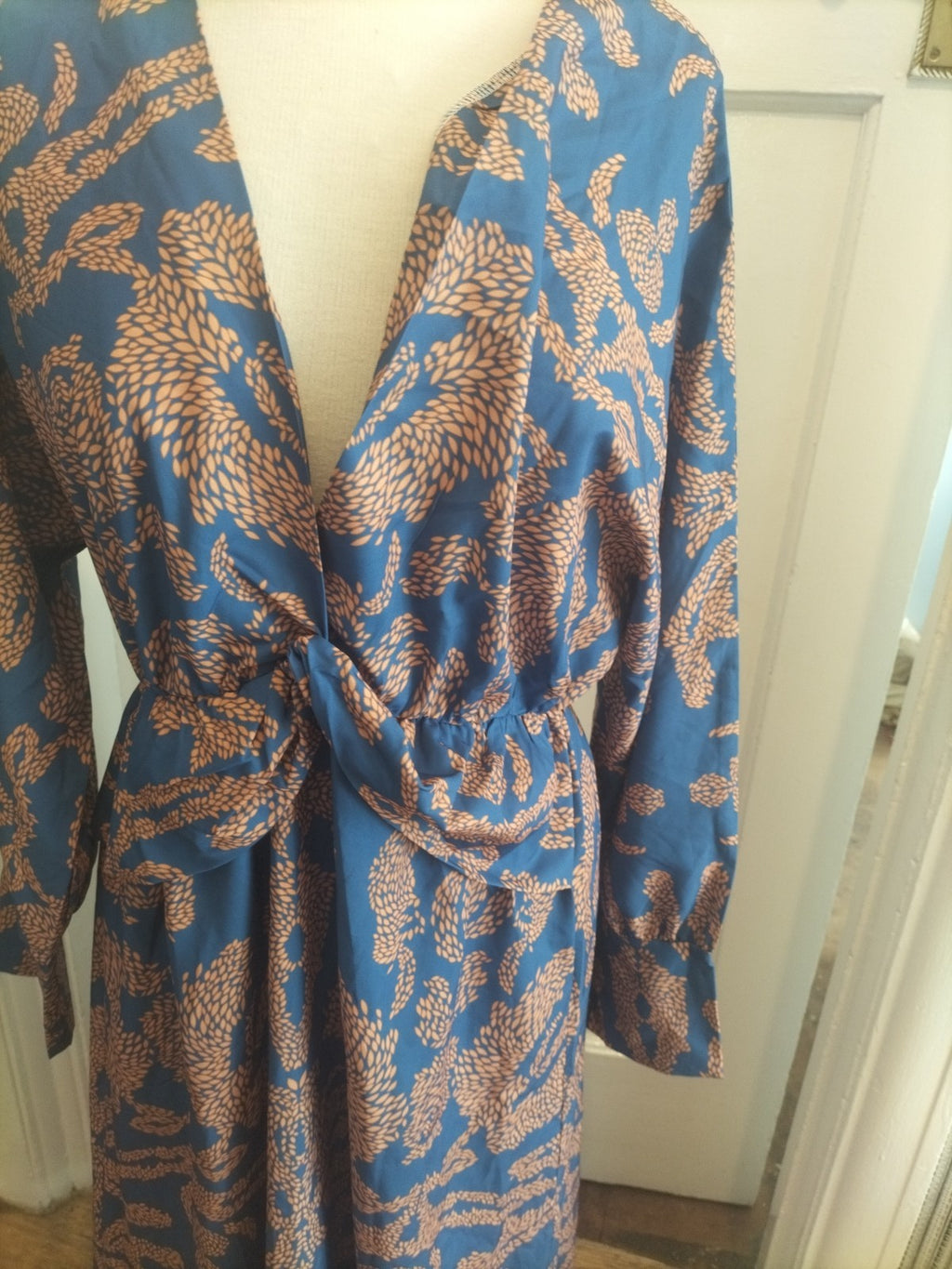 Ladies Large Brown Blue Long Sleeved V Neck Dress