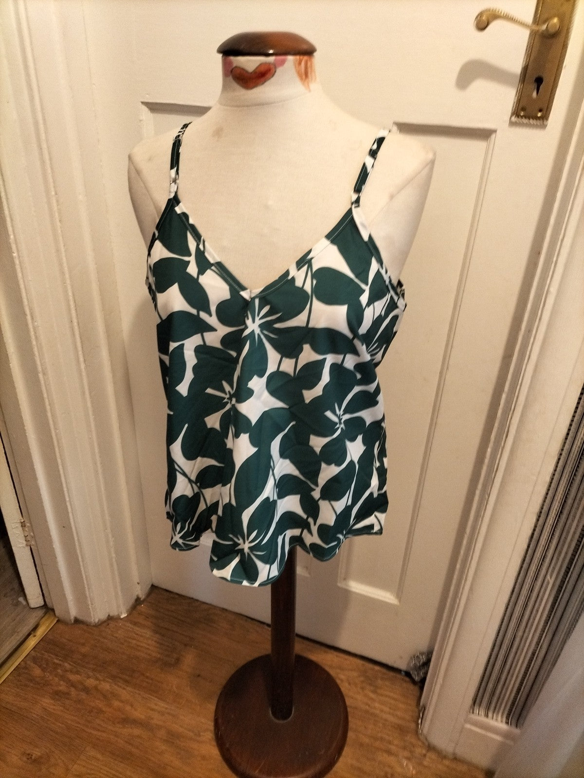 Ladies Shein Size Large Green/White Floral Sleeveless Tshirt