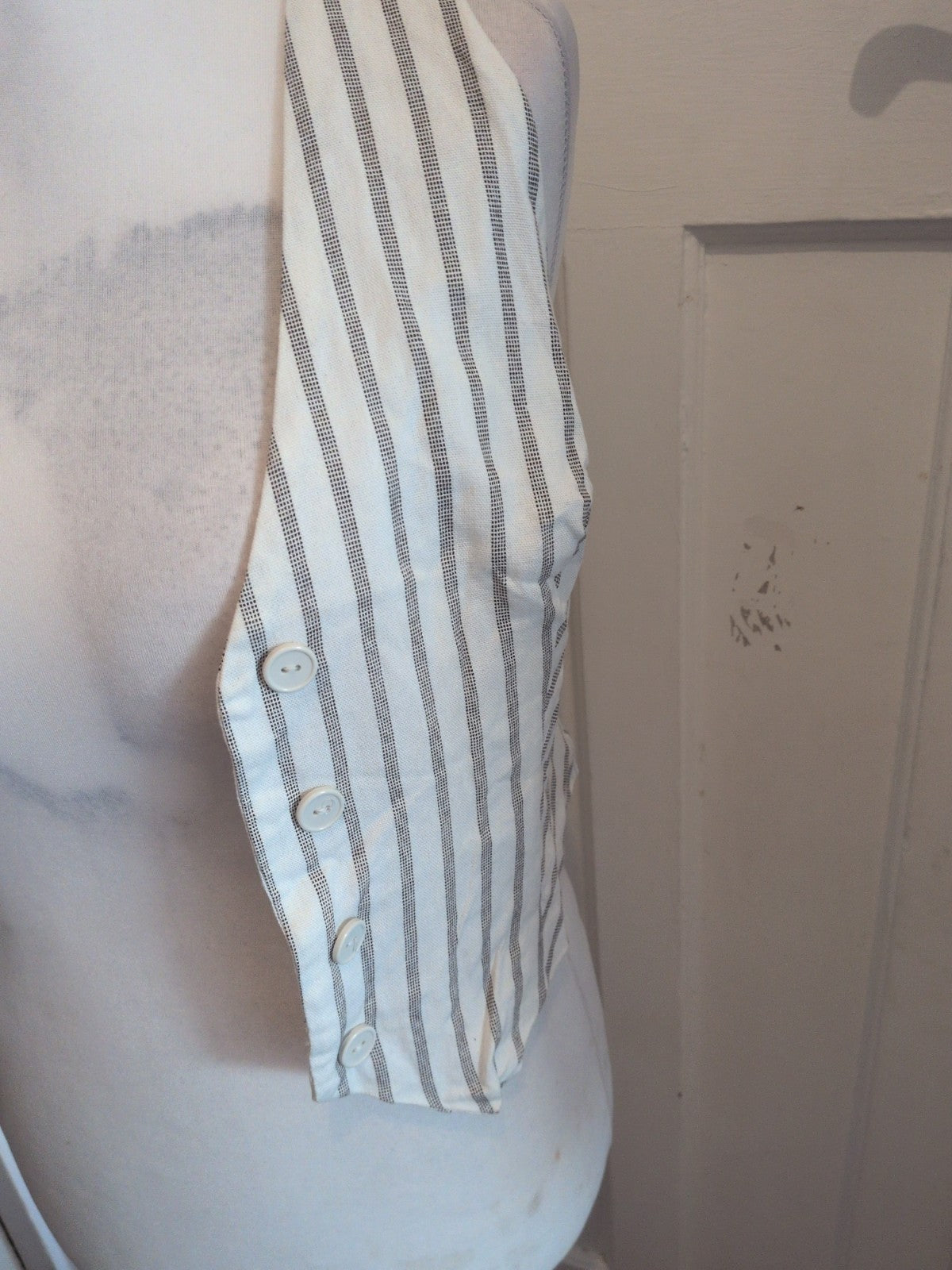 Ladies Oakridge Size Small White With Black Sleeveless Blouse