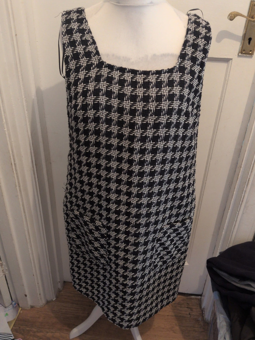 Ladies Nutmeg 16 Black And White Knit Sleeveless Lined Knee Length Dress