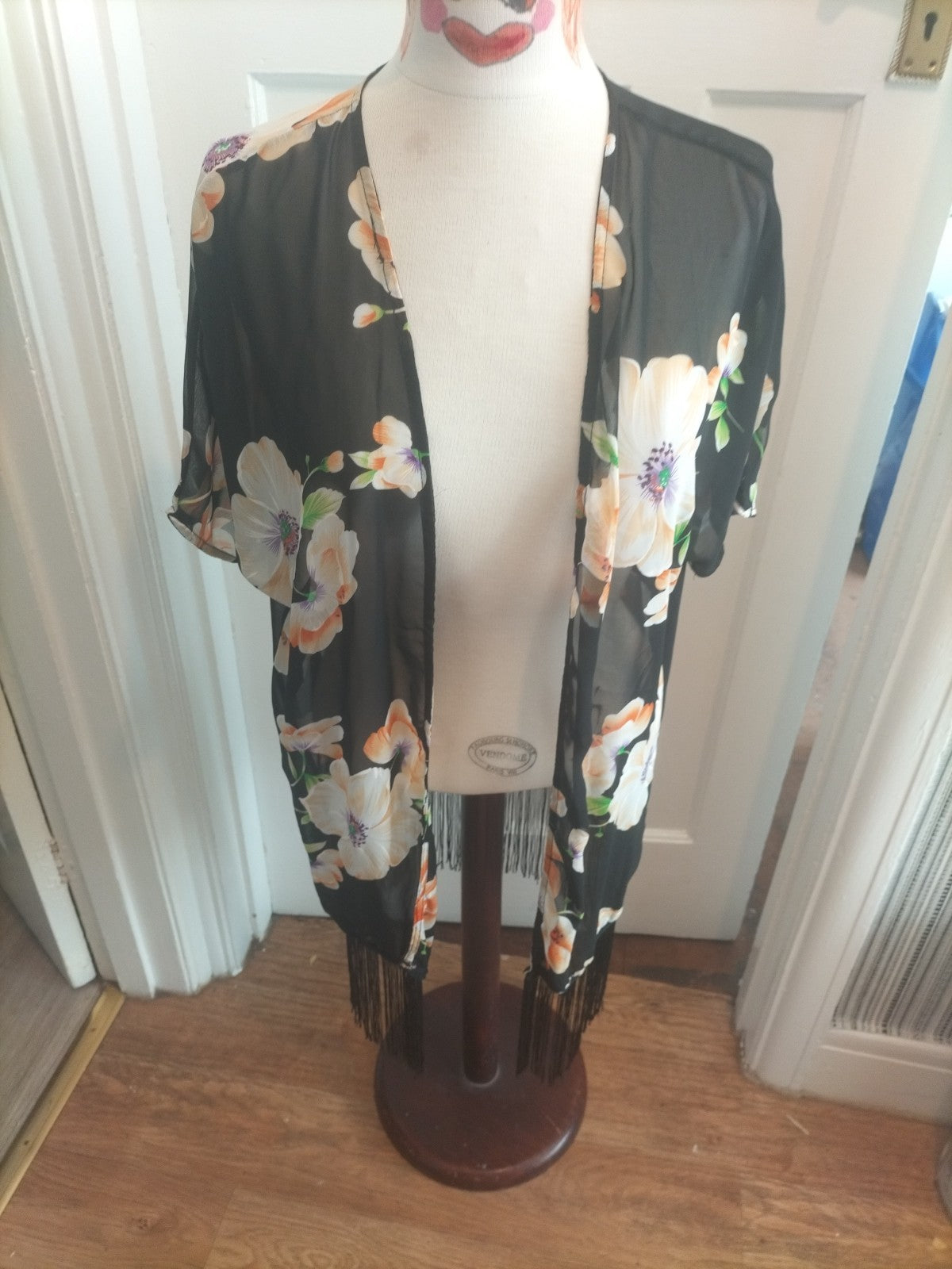 Ladies Beth Jordan Medium Black Floral Short Sleeved Blouse