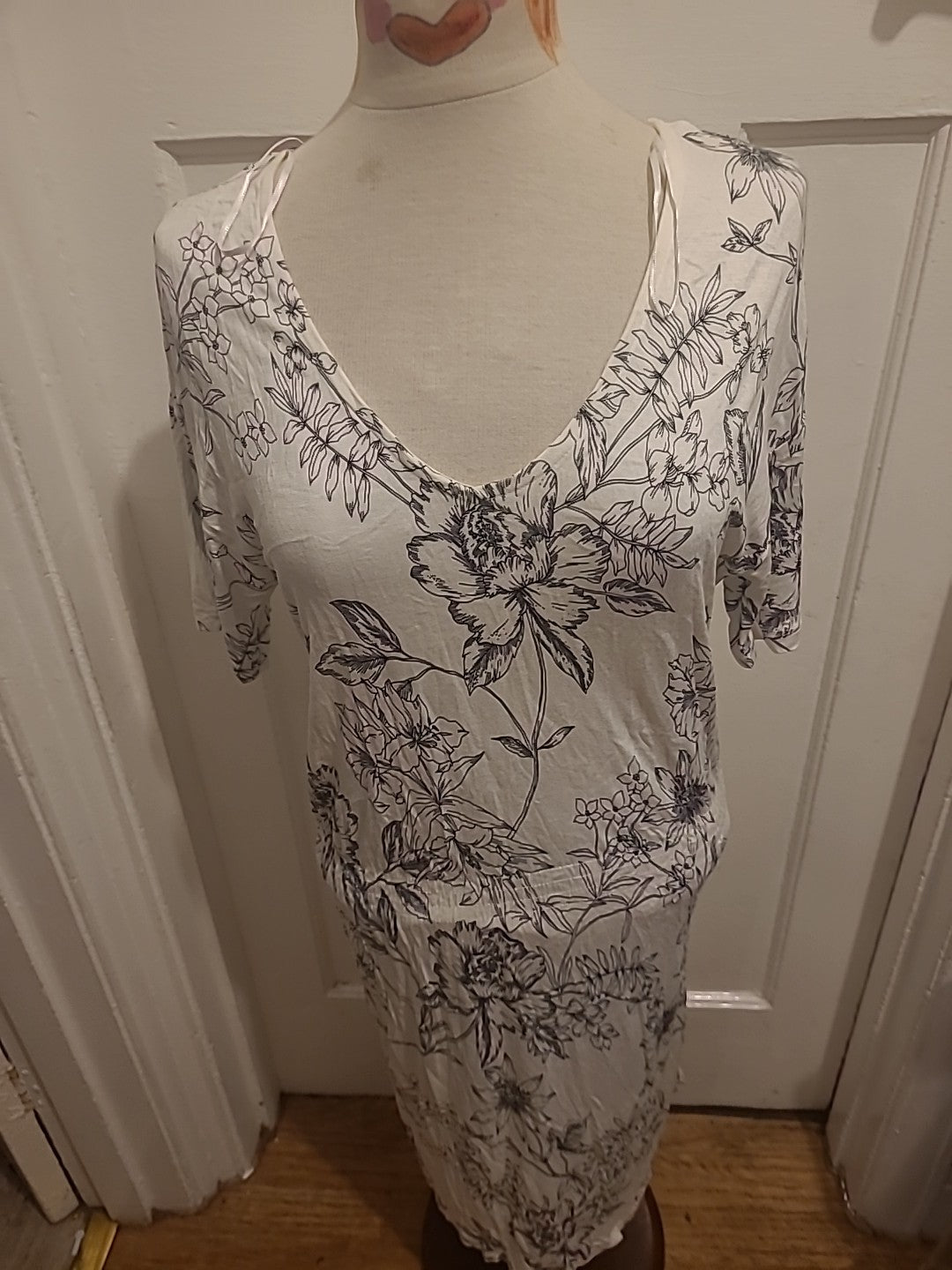Ladies H&M Size Small Black Floral Printed White Short Sleeved Dress