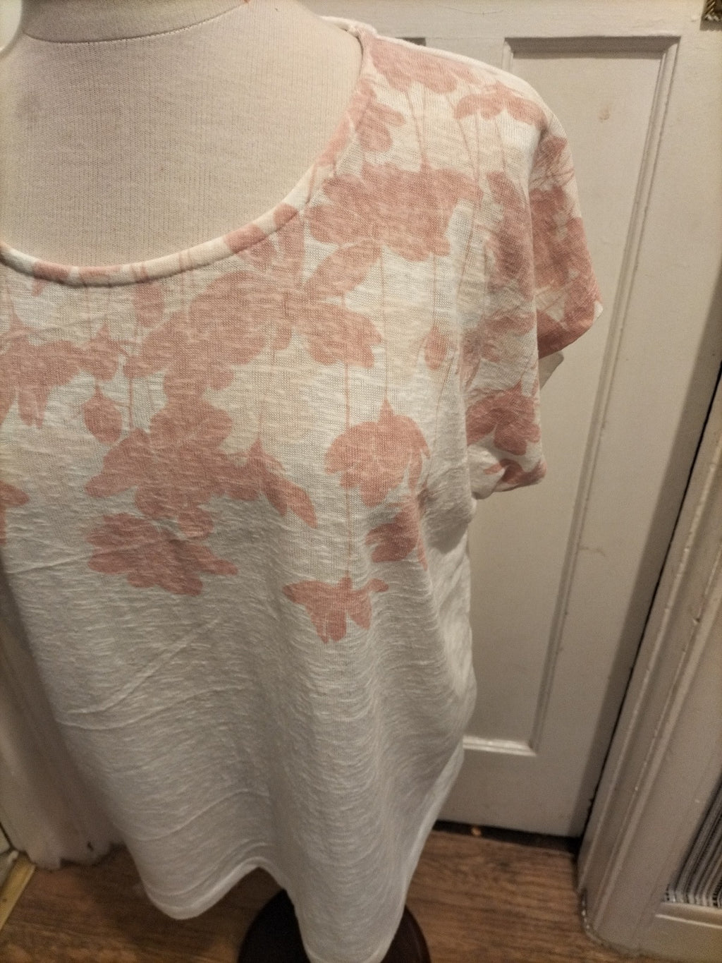 Ladies Size Medium Peach And White Short Sleeved Tshirt