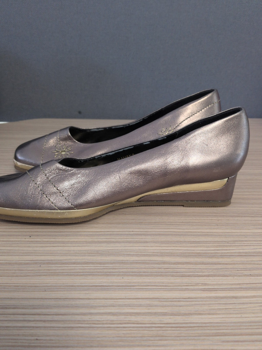 Van Dal Gold EU 36 Sun Pattern Flats