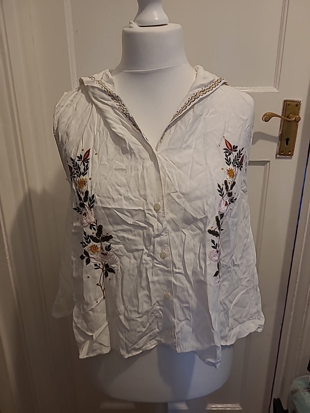 Ladies Island Republic Size 12 White Sleeveless Blouse With Patterned