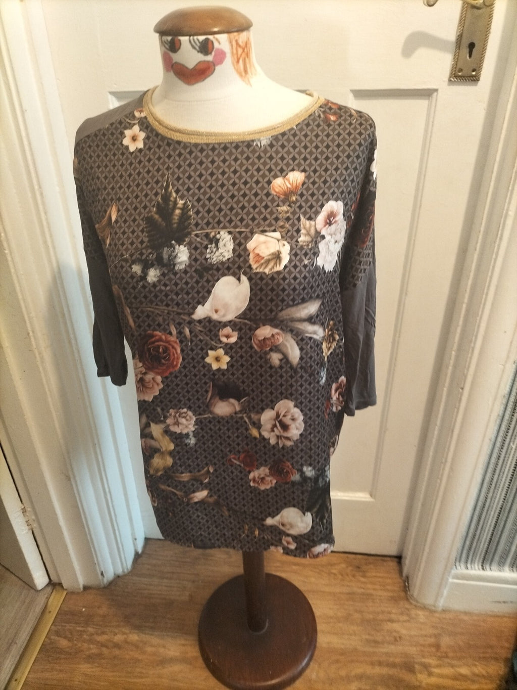 Ladies Punt Roma Size Medium Grey Floral Mid Sleeved Top