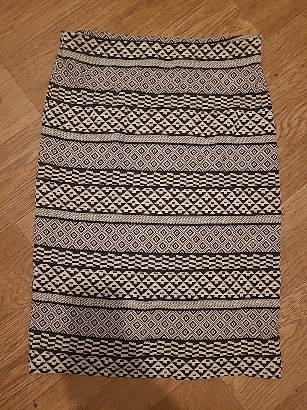 Ladies H&M Size Medium Black/White Aztec Pencil Skirt