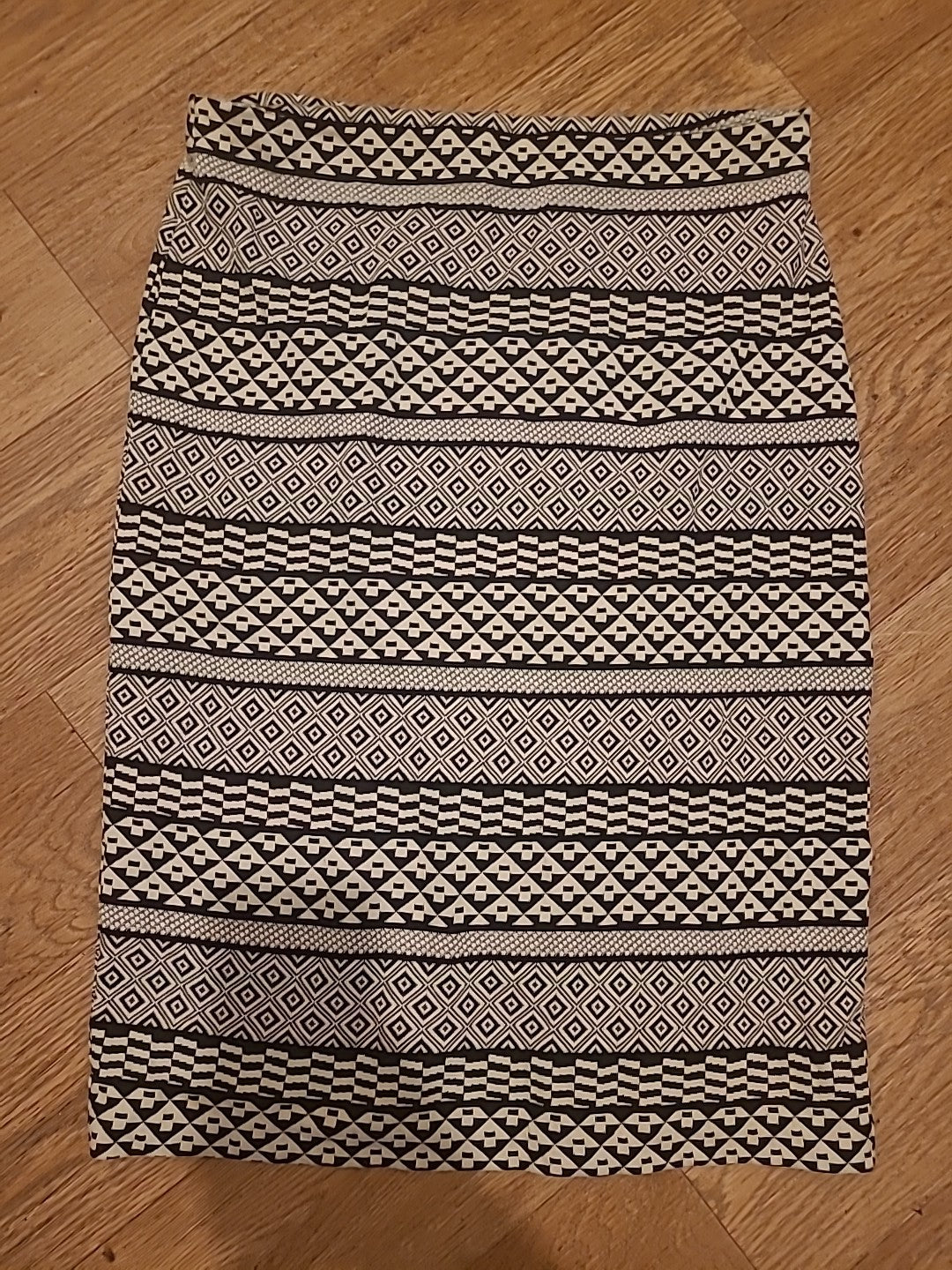 Ladies H&M Size Medium Black/White Aztec Pencil Skirt