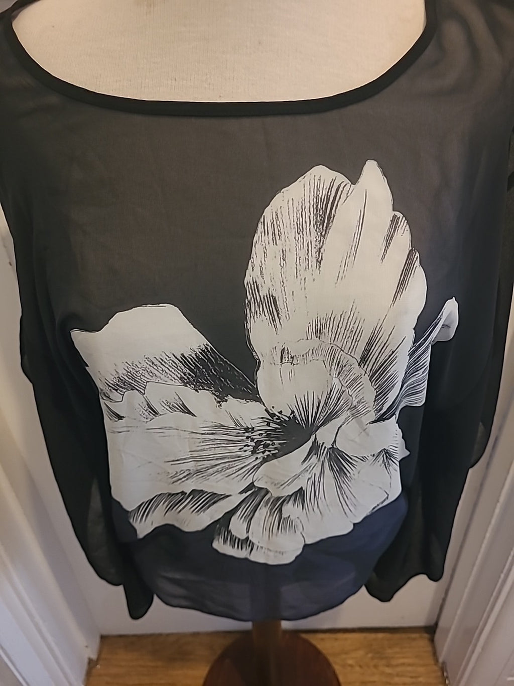 Ladies John Rocha Size 8 Black With Large White Flower Oversized Blouse