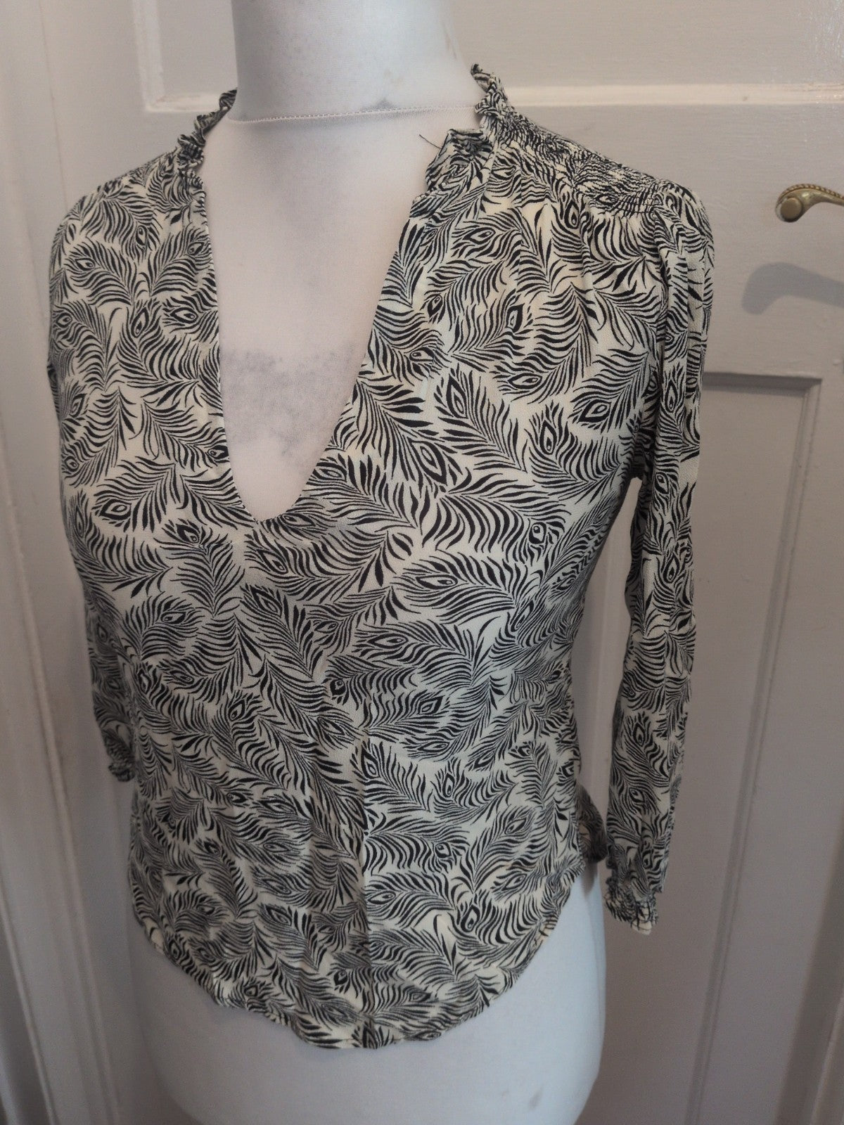 H&M 6 Peacock Pattern Feather Cream And Black 3/4 Sleeve Blouse