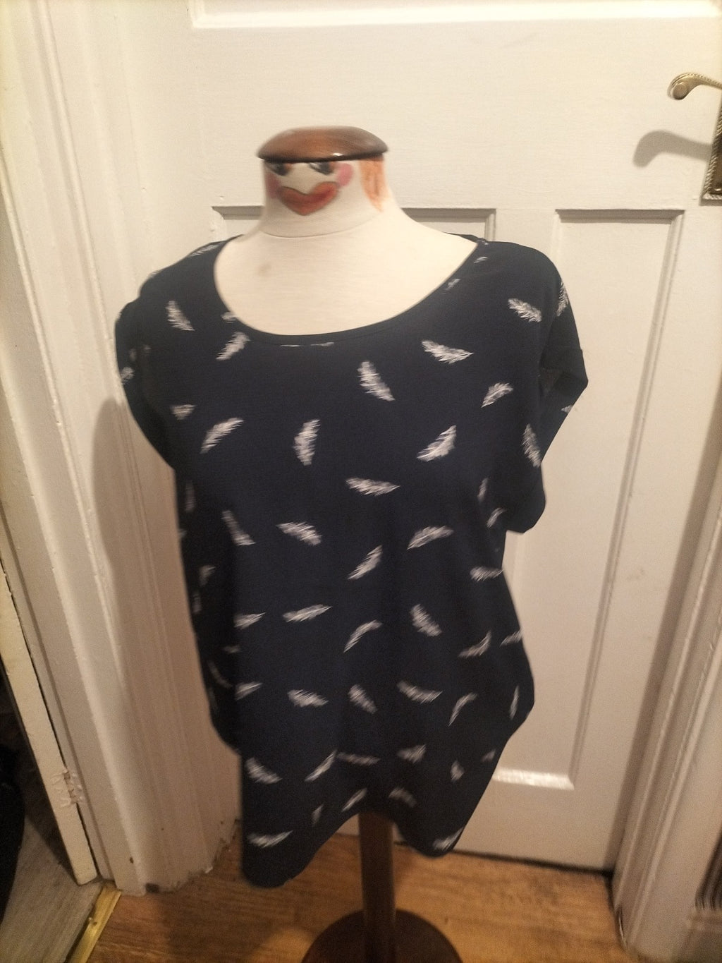 Ladies Izabel Size 14 Navy And White Feather Blouse Sleeveless