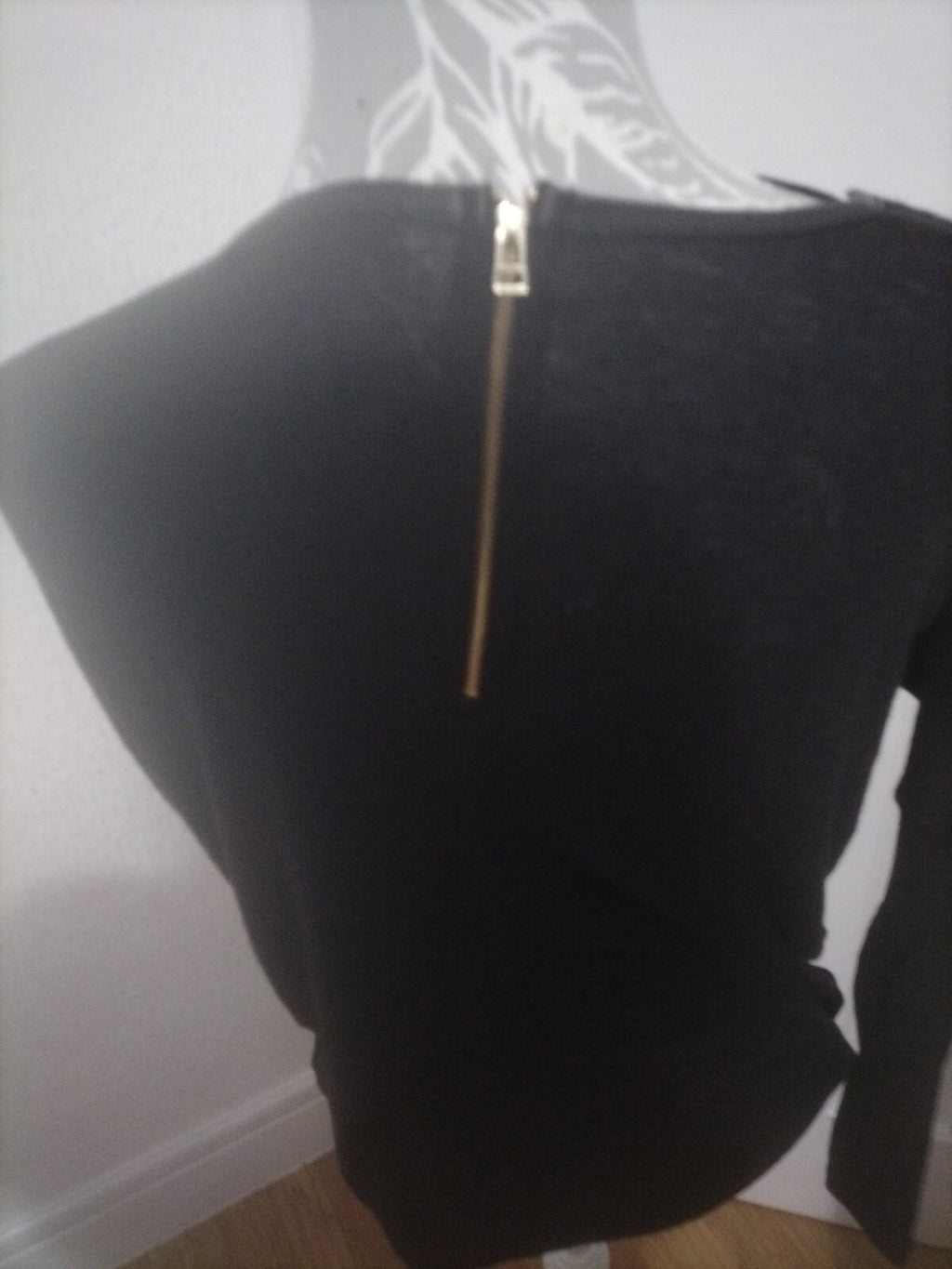 Ladies Size 6 Black Pullover Top