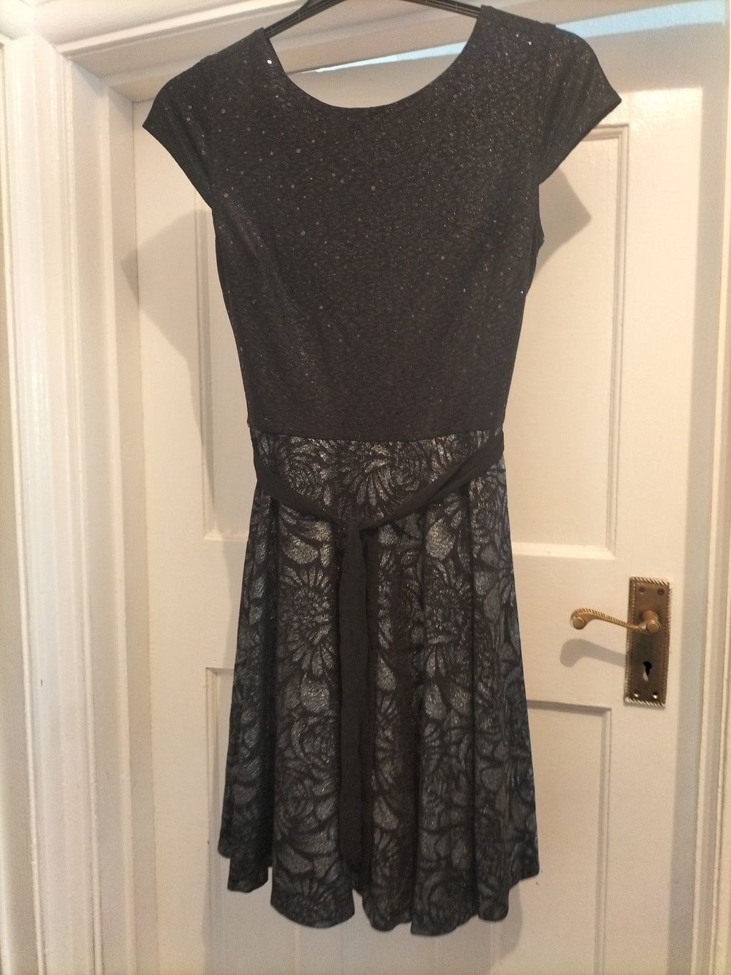 Ladies Solo Size 8 Black Grey And Silver Short Sleeve Dress
