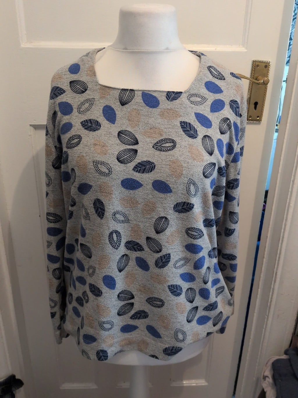 Tigi 18-20 Grey Leaf With Blue Jumper