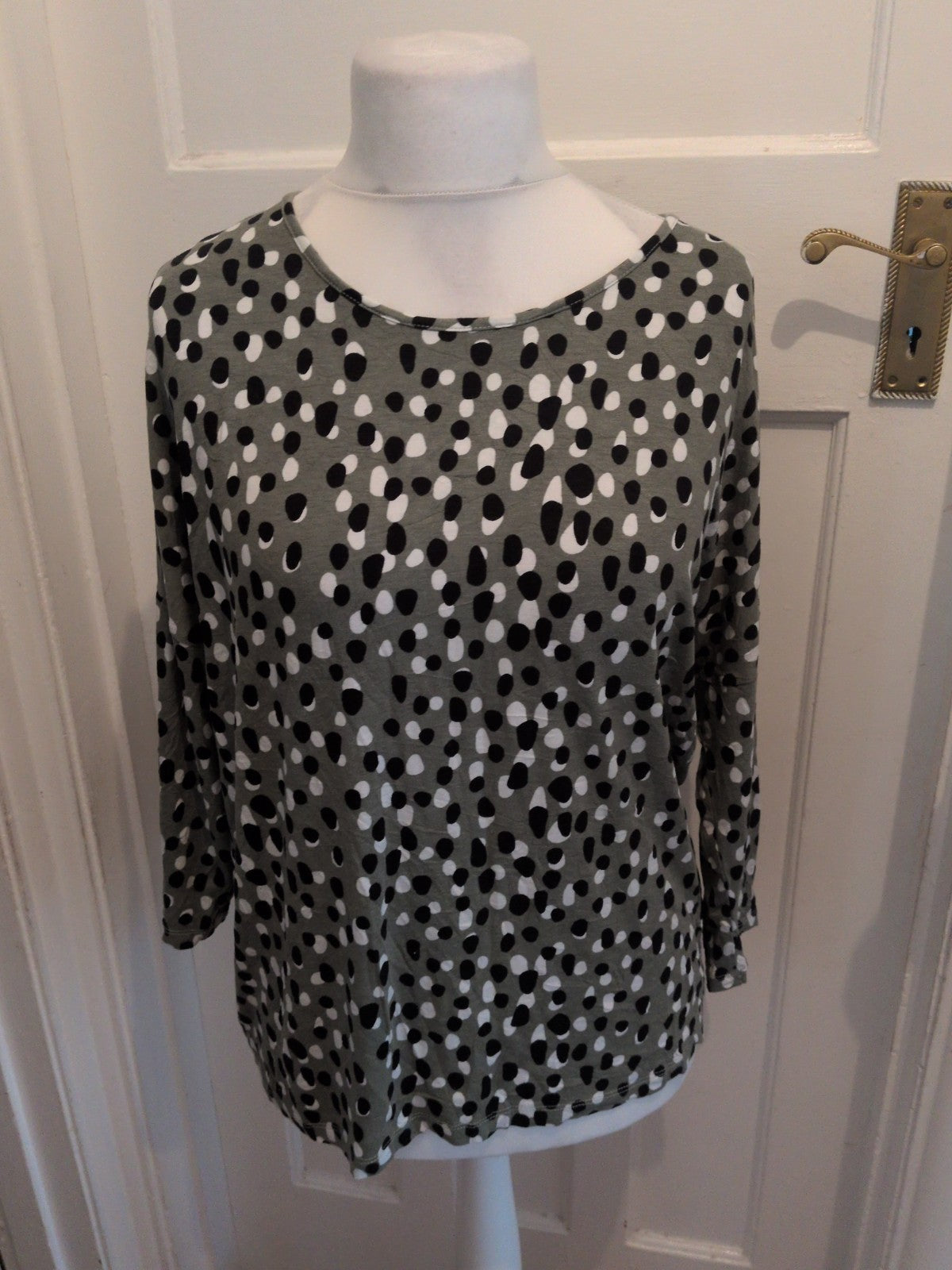 Peacocks 16 Green With Black And White Long Sleeve Blouse