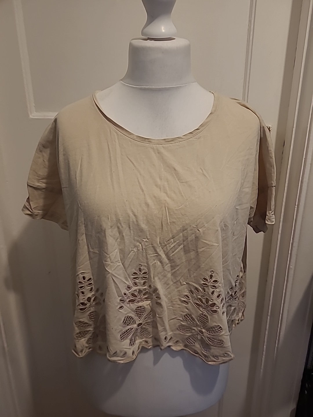 Ladies H&M Size Medium Beige Short Sleeved Oversized Patterned Tshirt