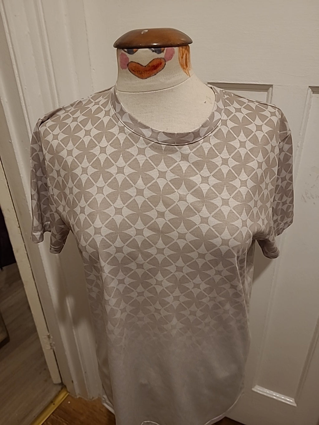 Mens Peacocks Size Medium 2 Tone Beige Short Sleeved Patterned Tshirt