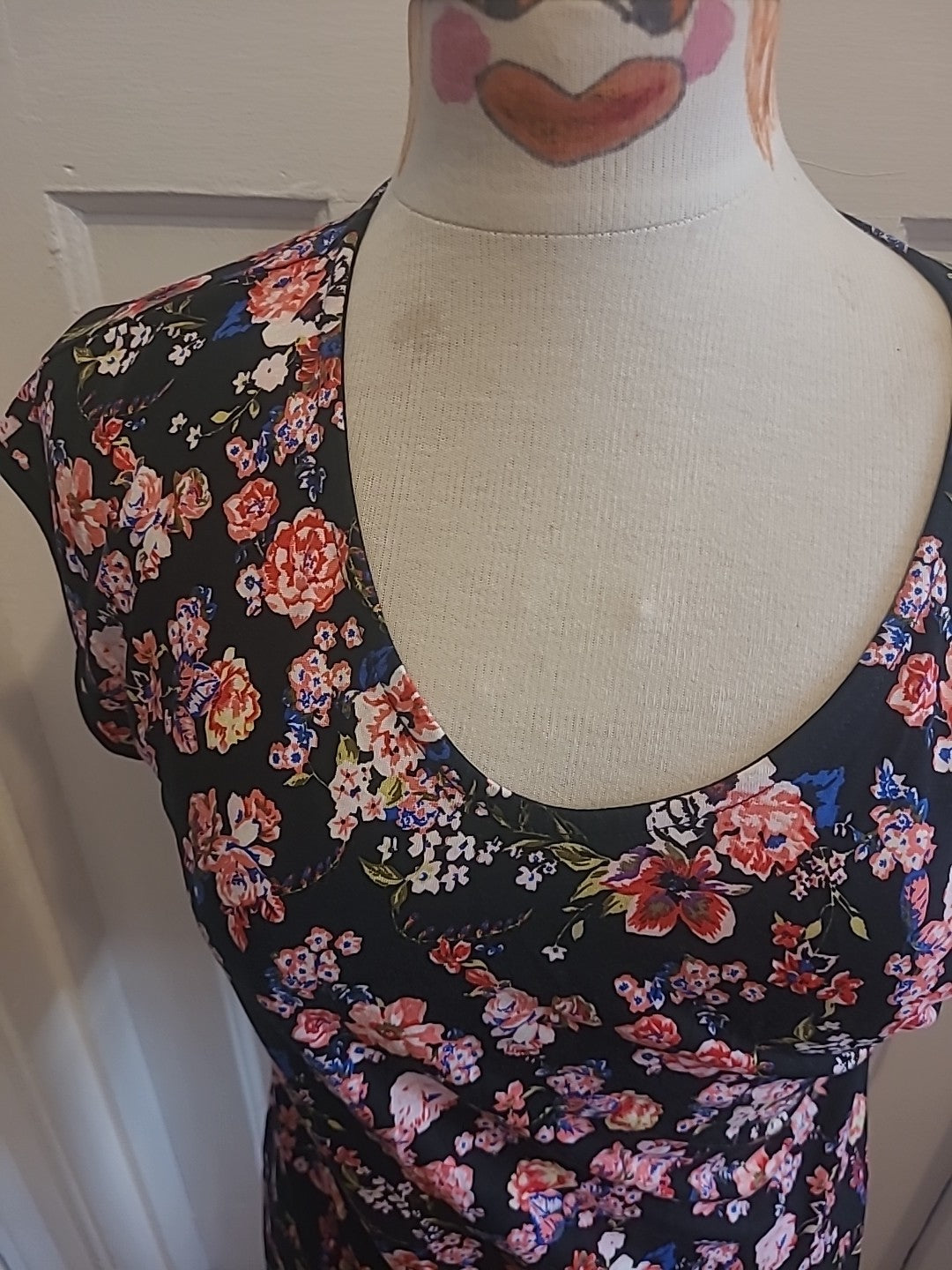 Ladies Street One Size 10 Black Pink Floral Short Sleeved Tshirt
