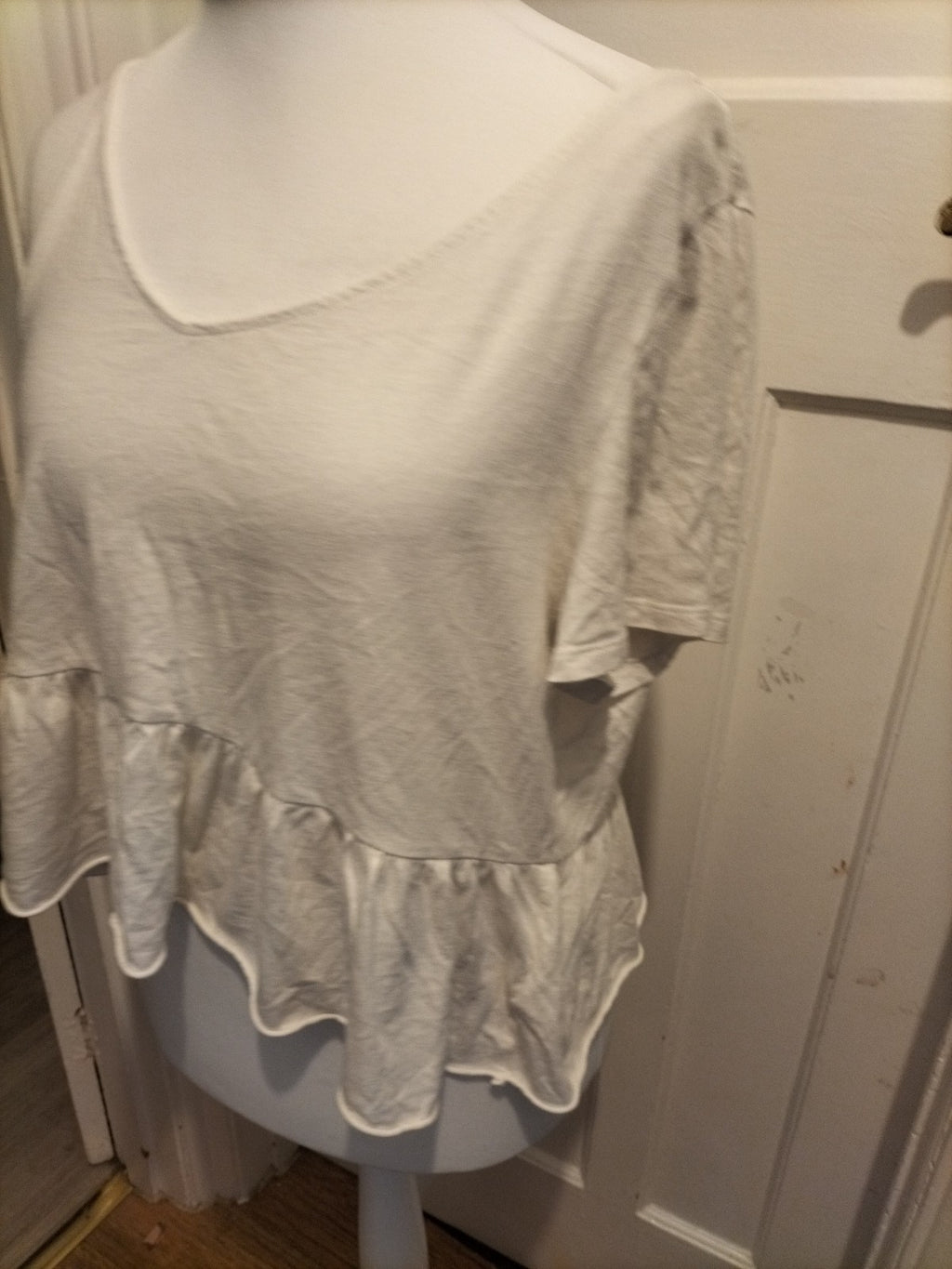 Ladies Gap Size Large White Short Sleeved Top