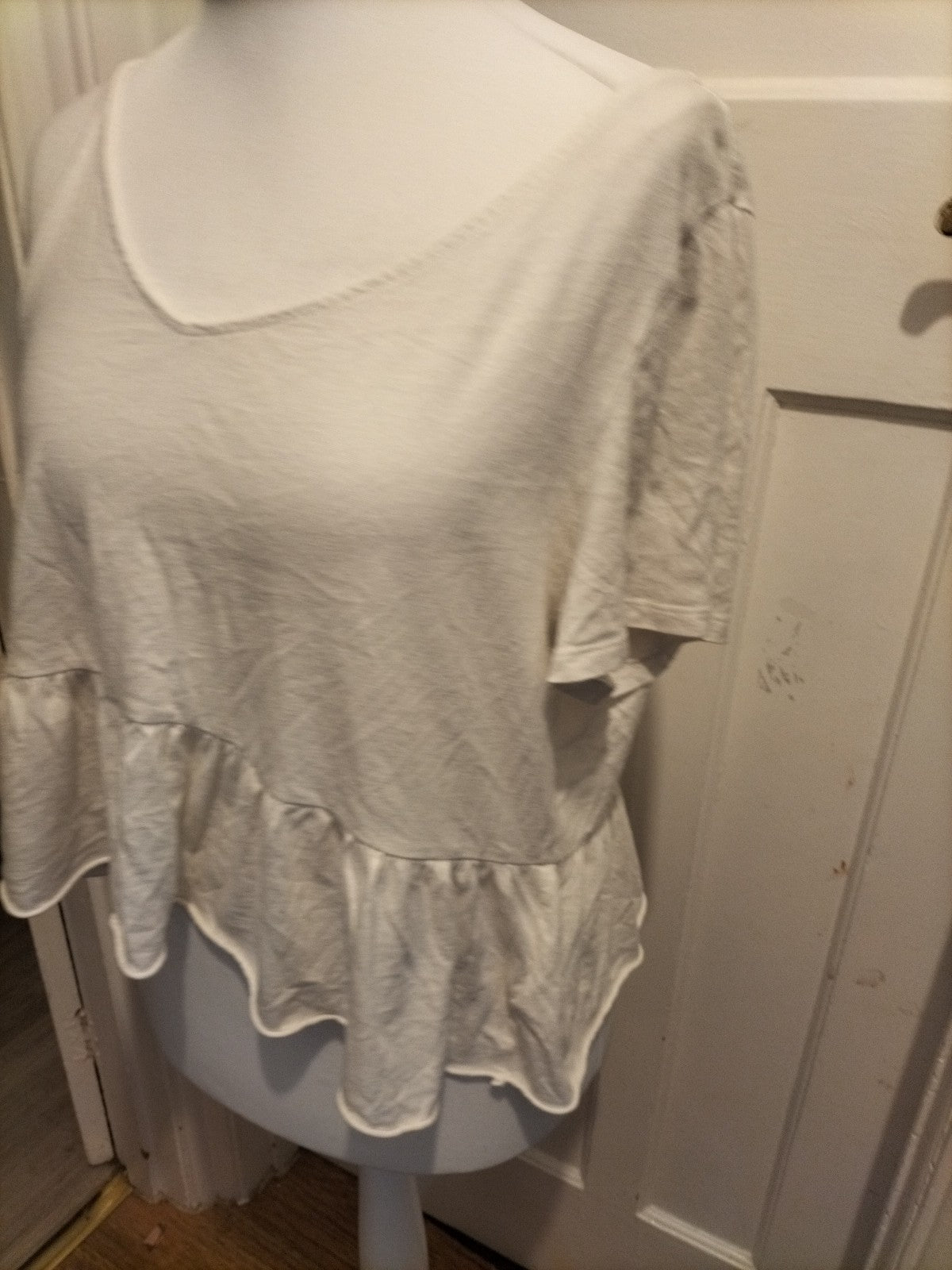 Ladies Gap Size Large White Short Sleeved Top