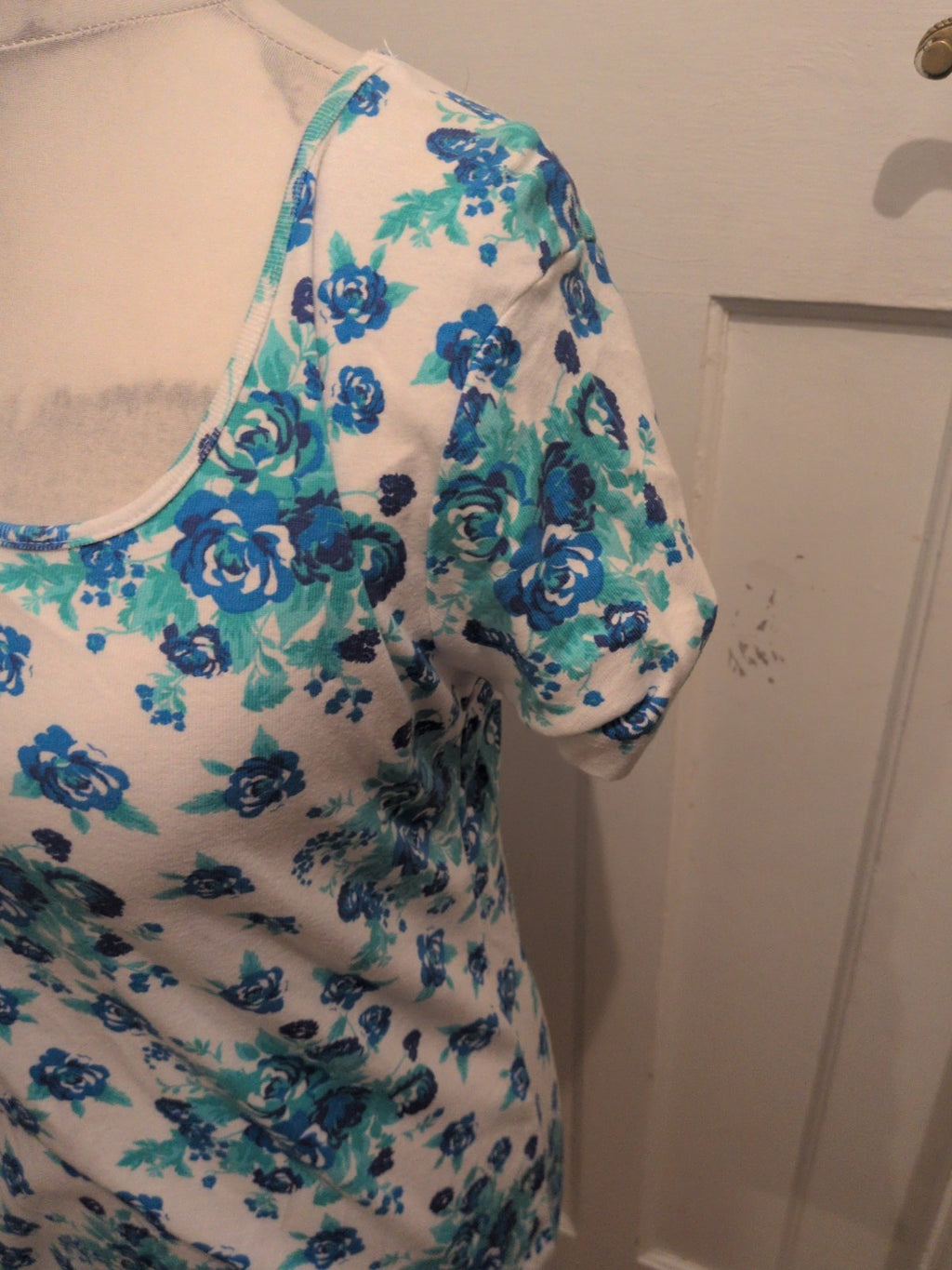 Ladies M&Co Size XL Blue And White Floral Short Sleeve Longline Blouse Or...