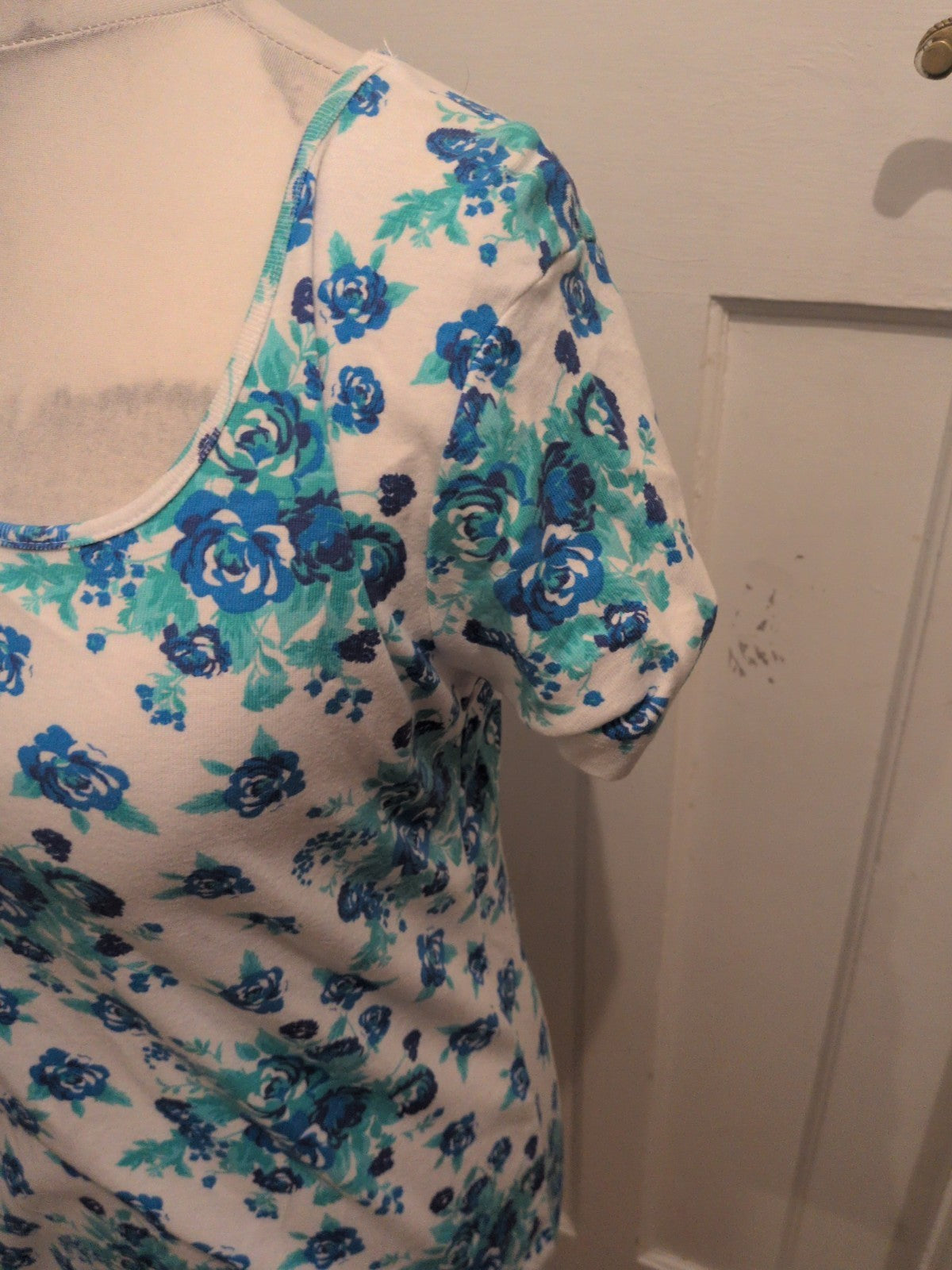 Ladies M&Co Size XL Blue And White Floral Short Sleeve Longline Blouse Or...
