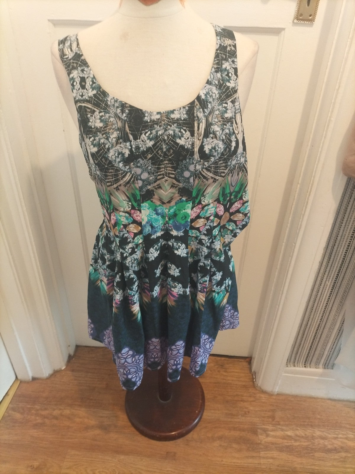 Ladies Ginger Fizz Size 10 Green Sleeveless Detailed Dress