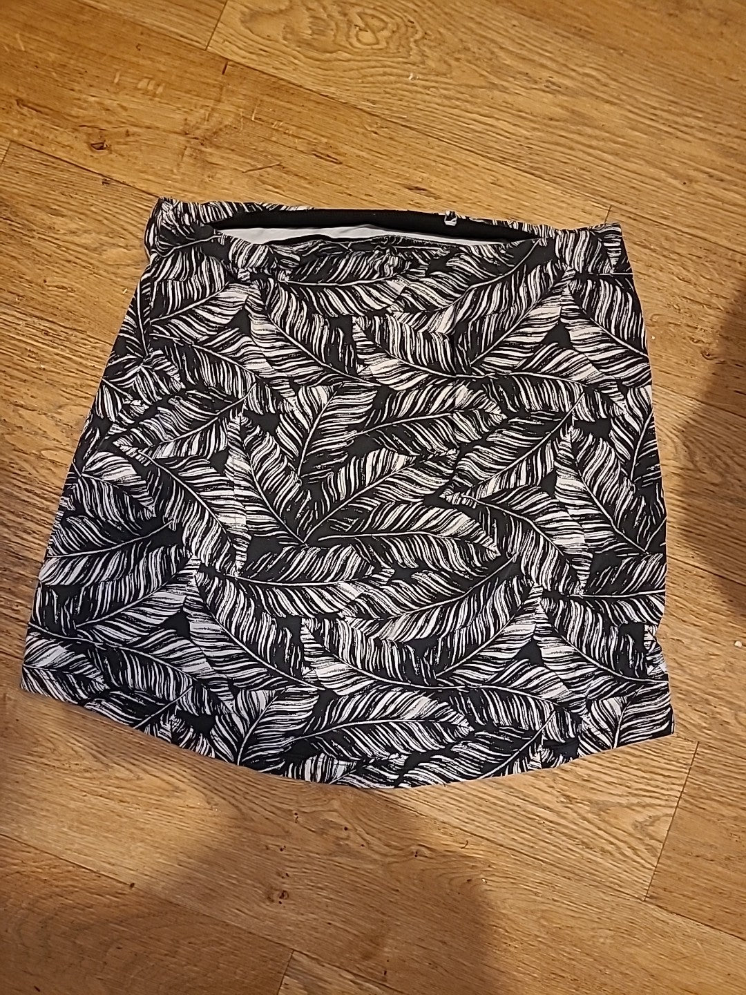 Ladies Capsule Size 20 Black And White Patterned Skirt